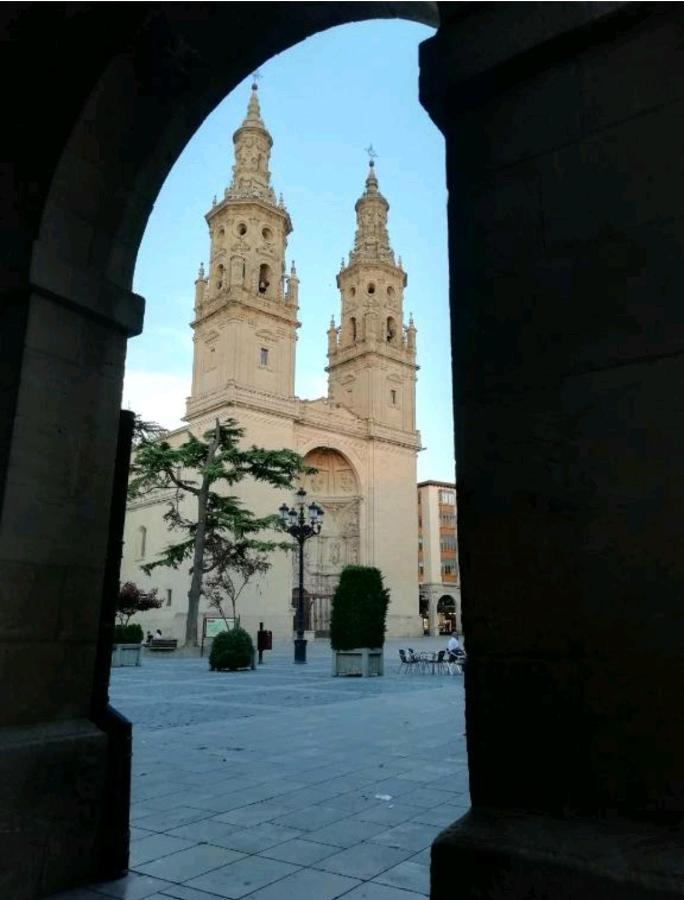 Gonzalo De Berceo 15 " Calidad-Sobrio" And " Free Private Parking " Apartment Logrono Bagian luar foto